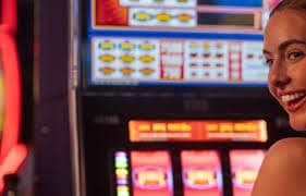 Pengguna menikmati permainan sportsbook dan casino setelah mendaftar di platform online